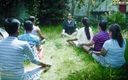 Cine Flix Media: Indische yogalehrerin mit dicken möpsen bietet einem ihrer schüler an,...
