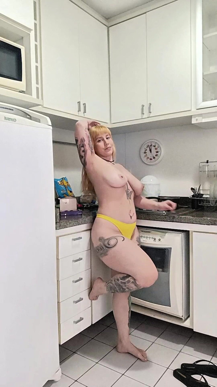 nandaragna: Hot Wife Doing Her Breakfast Naked
