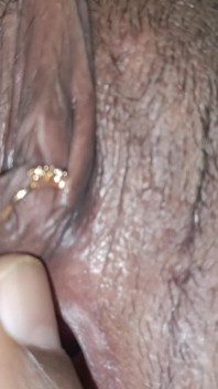 Negro sujetador, piercing reina del coño
