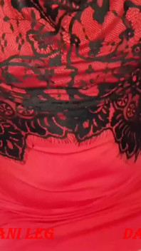 Dani Leg es la dama de rojo