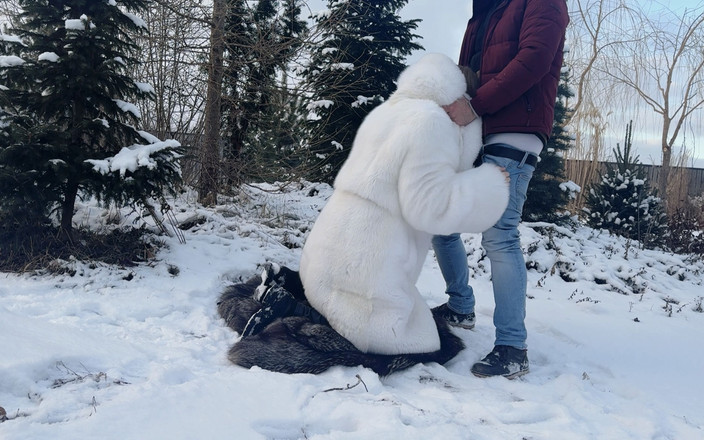 Ruda Cat: Kongkek cepat di luar pada Snow dalam kot bulu putih...