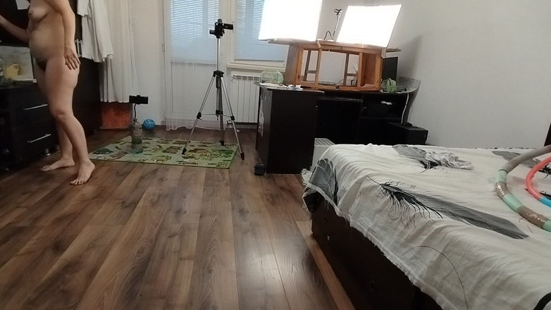 Amateur_MS: Seksowna żona ćwiczy w domu nago. Seksowna brunetka próbuje rajstopy