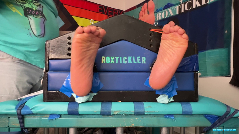 Ticklish Chubs: J si cewek sange ini lagi asik godain kontolnya sampai...