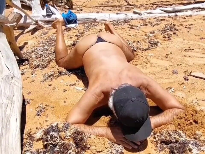 Ladysilvas: Ladysilva in mutandine sexy in spiaggia mostra il suo culo...