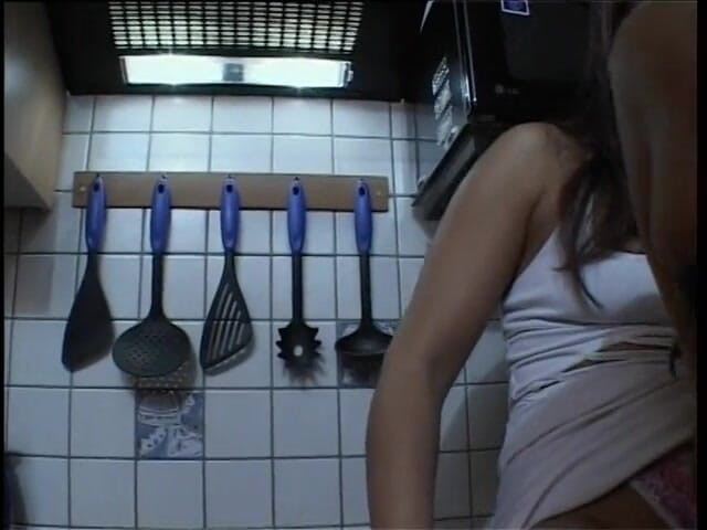 POV Orgasms: Грудастая брюнетка осушает большой ван в видео от первого лица