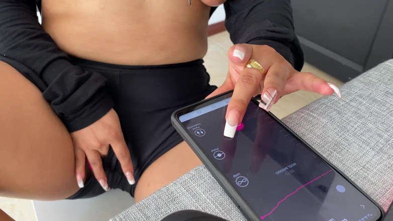 Naty Delgado: Subur di tempat umum!! Adik tiriku mergokin aku dan memeriksaku!!...