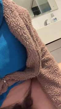 21毛むくじゃらの猫のおしっこクリップ必死に行く