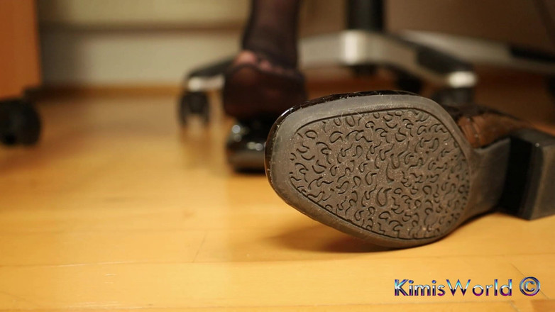 KimisWorld: Fresh Ballerinas &amp; Gammaldags Nylon Sockor - Under desk Shoeplay