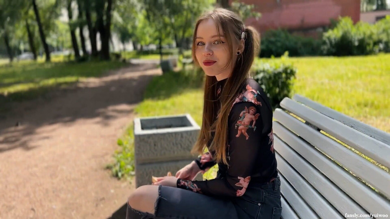 Yuiwoo: Inbjuden hem och knullade en söt studentflicka som matade fåglar