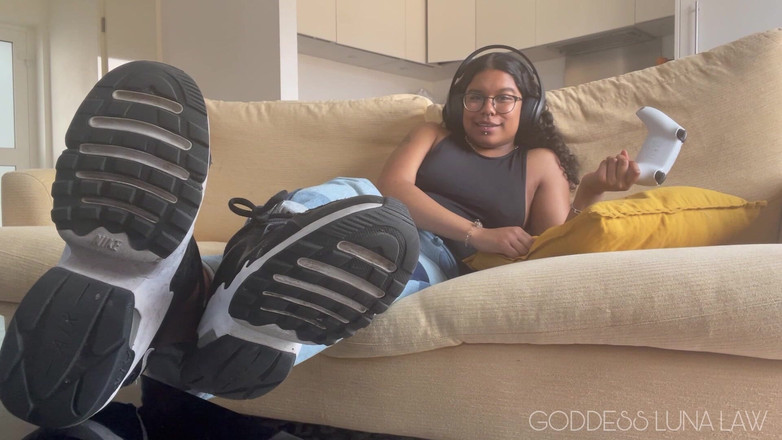 Goddess Luna Law: 내가 이길 경우 당신은 내 더러운 트레이너를 핥아해야합니다