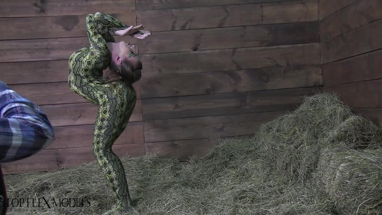 Flexilady: Flexible Spandex Beauty
