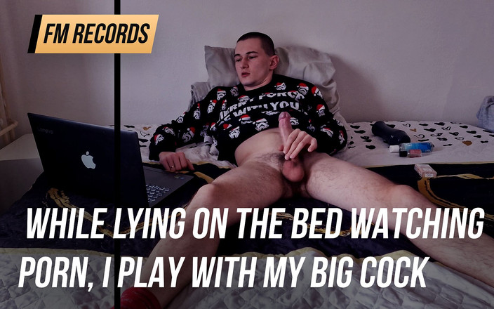 Fap_man93: Zatímco ležela na posteli a sledovala porno, hraji si se...