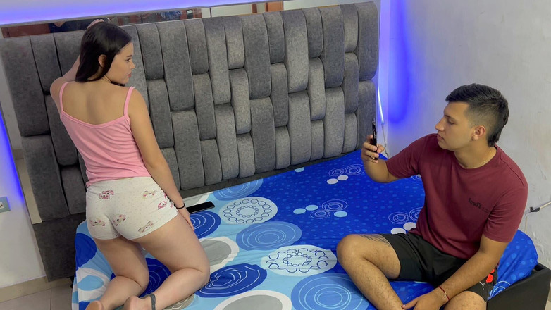 kathalina bronw: Faccio foto della mia piccola sorellastra nuda, si arrapa e...