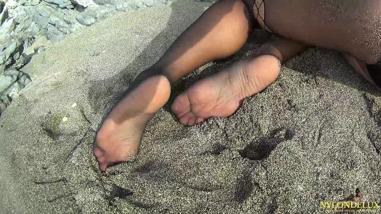 Nylondelux: Diversão de nylon na praia pública