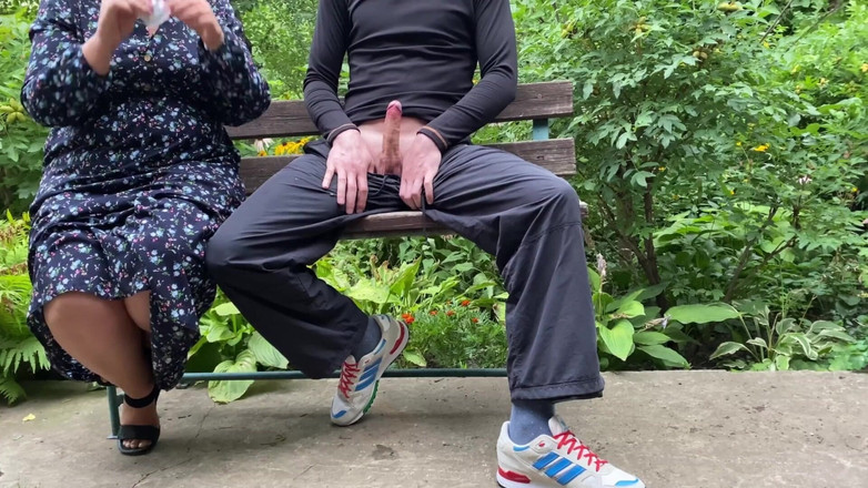 OurFetishLife: Bujna teściowa zrobiła mi spermę w prezerwatywę na ulicy