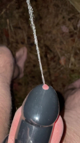 Selfspanker: POV outdoor, keuschheitskäfig pissen