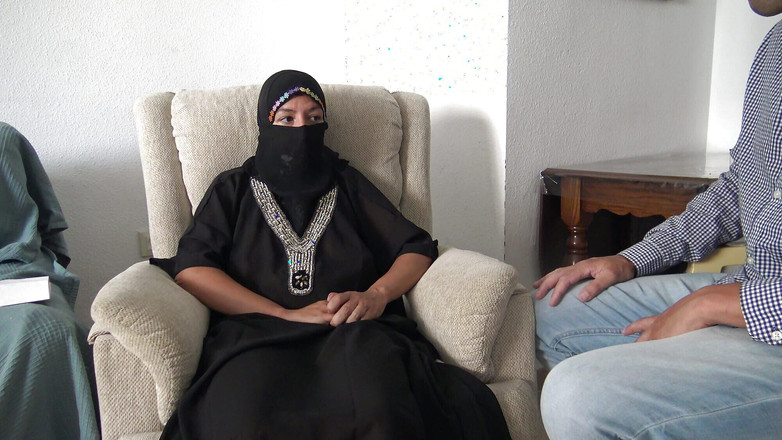 Souzan Halabi: Un docteur britannique manipule une MILF égyptienne pour lui sucer la...