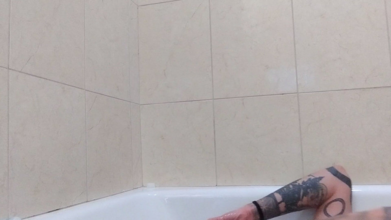 Vovxxx: Bathing in My Piss