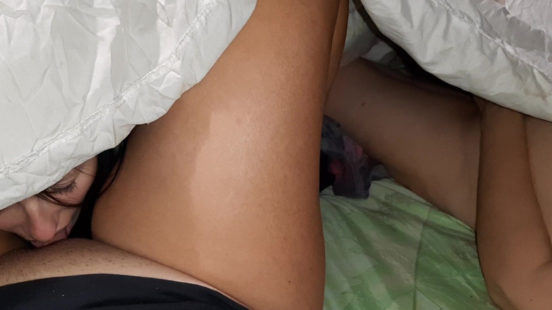 Lesbian-illusion: Ibu tiri kami bangun dari jeritan kami semasa seks dan...