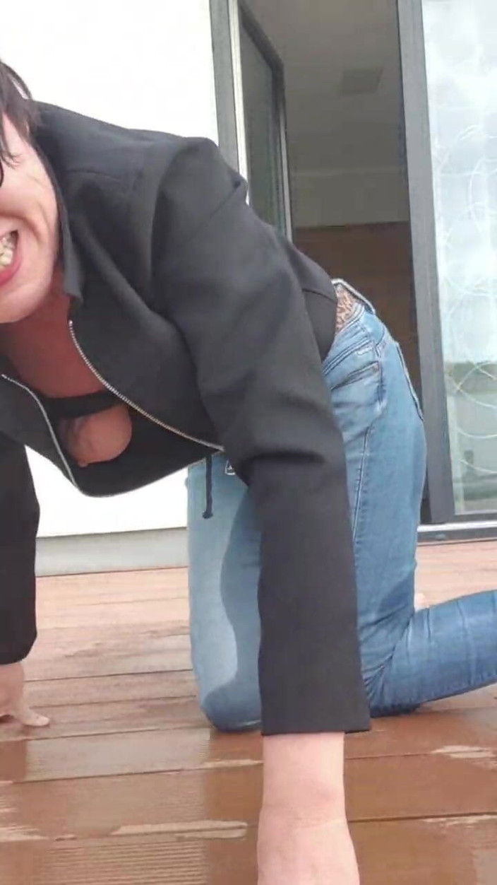 JulieEroticDress: Squirt in Jeans