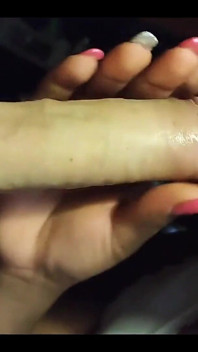 Dr Pussy2 - bruna bassa fa un gustoso pompino con le labbra spesse al bianco di un enorme cazzo di 23 cm ed è molto duro