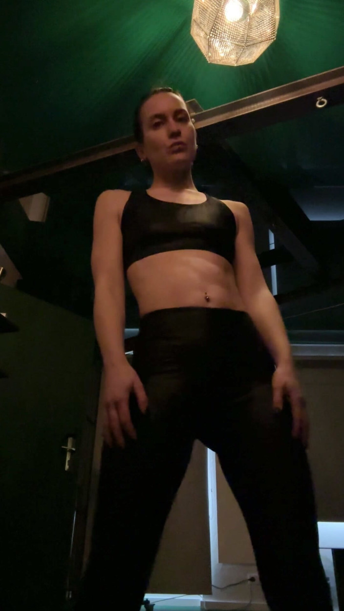 Miss Flora: Sporty Striptis