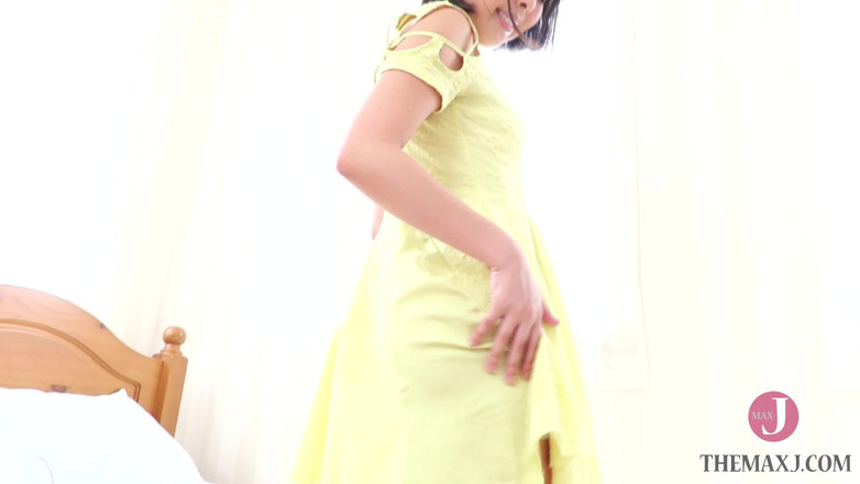 Tokyo Bikini College: O fată într-o rochie galbenă care se joacă cu jucării pentru...