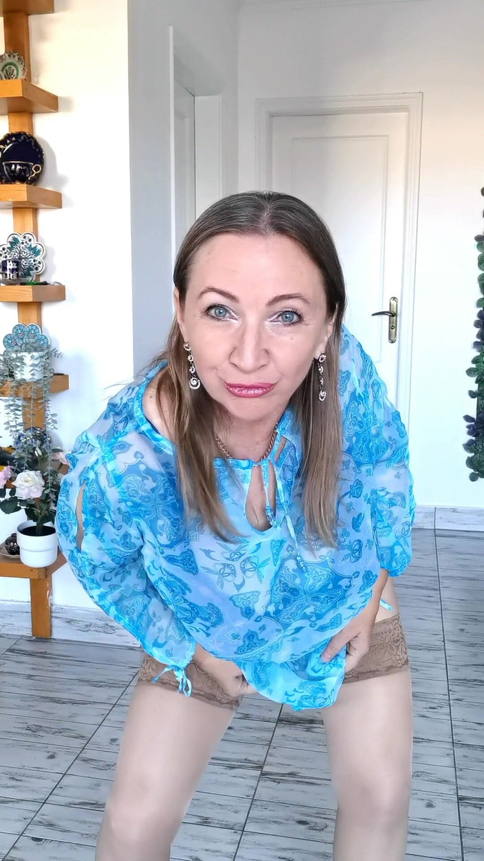 MariaOld: ओशियानिक स्ट्रिपटीज़: बड़े स्तनों वाली चोदने लायक दादी mariaold का सुरुचिपूर्ण नीला-से-नग्न संक्रमण