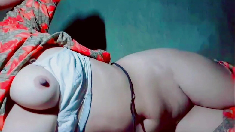 TricolorMusic3: Горячая тинка, сексуальная горячая девушка я даю на горячие сексуальные, двигая их вверх и вниз