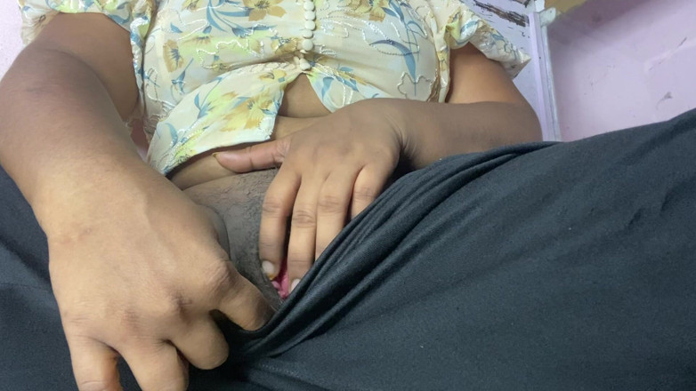 Angoori: Fată cu țâțe excitate gemând tare cu degetele în pizdă