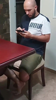 Enquanto minha meia-irmã limpa a casa, eu a agrado e dou a ela meu sêmen para engolir.