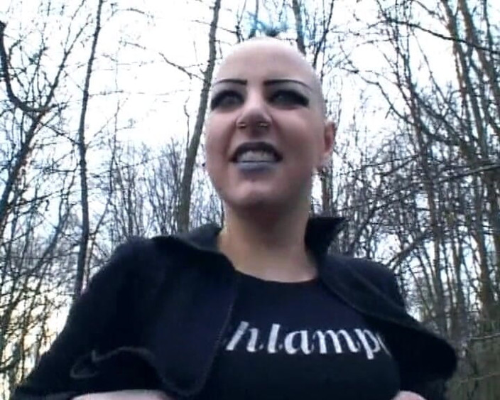 German's Fetish: Goth německá děvka si hraje s propíchnutou kundičkou