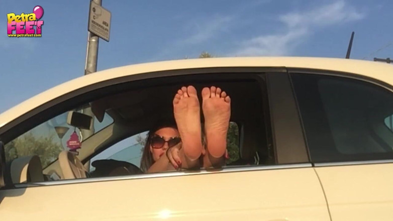 Smokin Fetish: Foot fetish in car with hot teen