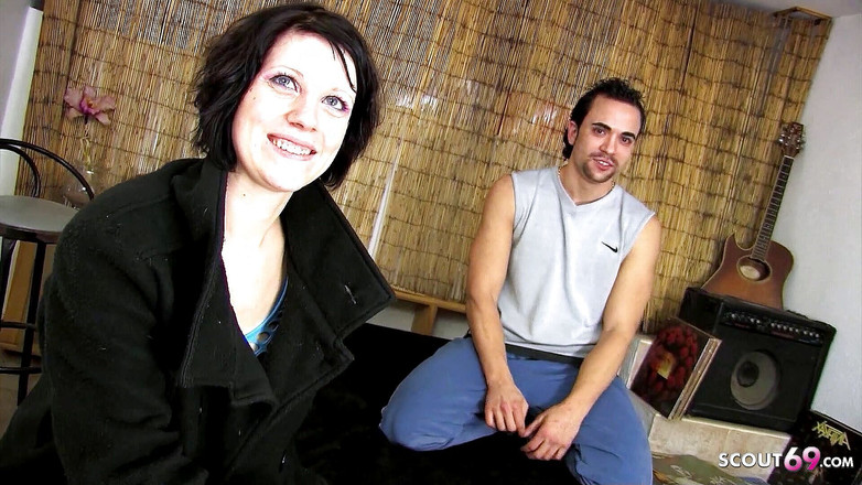 Full porn collection: Сором'язливий сусід трахає брудну зрілу Кларисс на зйомках з презервативом