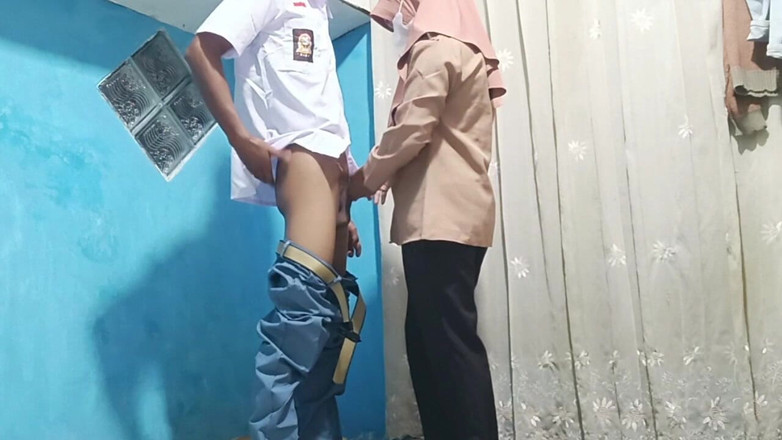 Rania: 先生は生徒たちに学校から帰ってくるよう招く