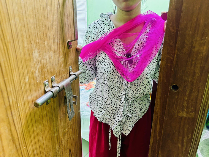 Kaleonjoybd: 当她妈妈不在家时，老师和他的学生做爱