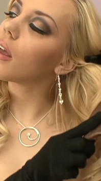 Adrianna Nicole, Lorelei Lee et Annette Schwarz, lesbiennes dominatrices et soumises, font un trio anal.