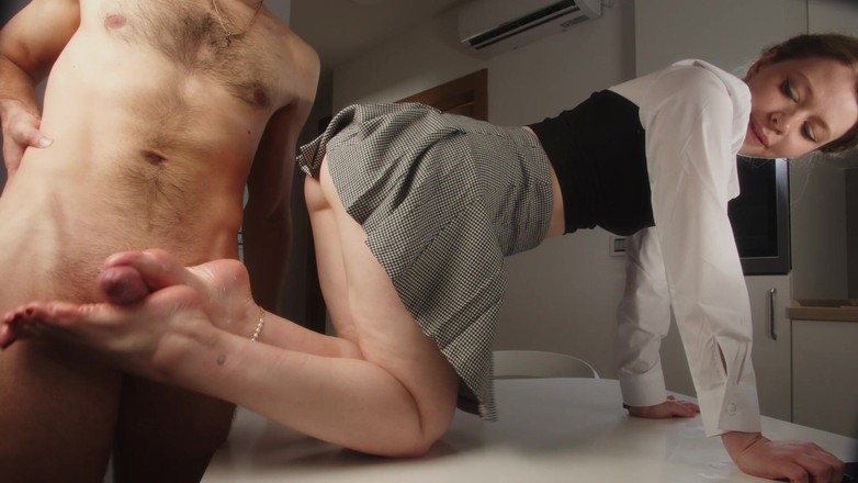 Spacenintenda: Nuova sega ragazza stagista, pompino, footjob e sborrata sulle suole