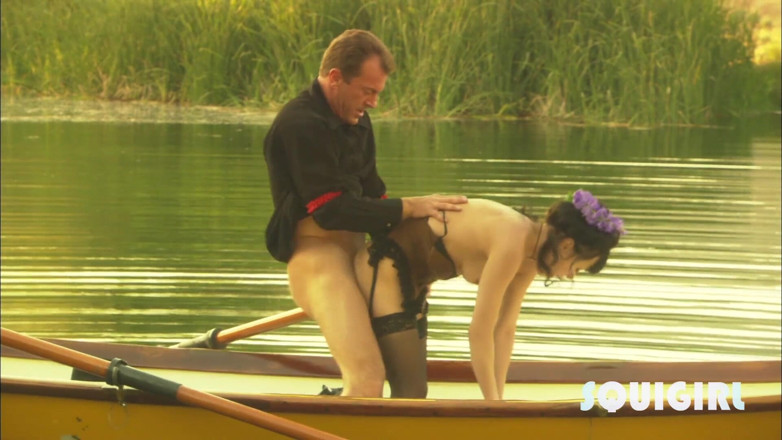 Squi girl: Cytherea wird im kanu am fluss gefickt