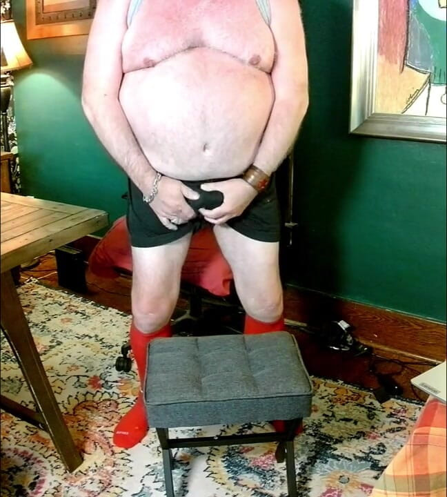 beardaddychub: Beardaddychub melancap dalam stoking merah panjang dan jock merah!