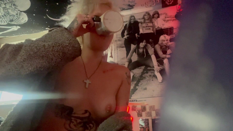 Glitterqueen1999: Giantess Watched Wanking by Tiny Man
