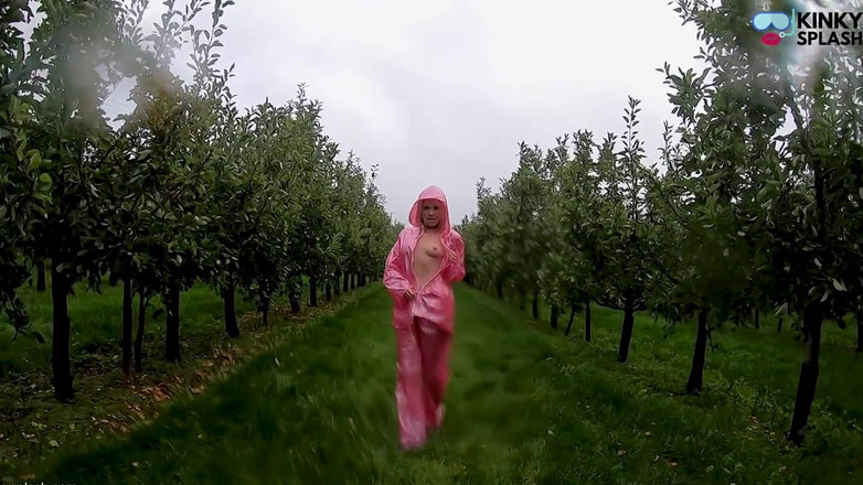 UKCuteGirl Lucy Lauren: Прозрачная дождевая одежда Lucy и публичное соблазнение киски на улице