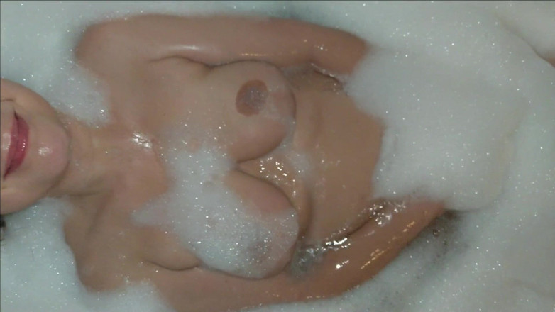 Deep Violette: Hot bathtub, hot coffee, hot Violette ... roommate
