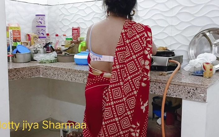 Hotty Jiya Sharma: kitchen mein Chowmin bana rahi Desi sister ko bhai ne...