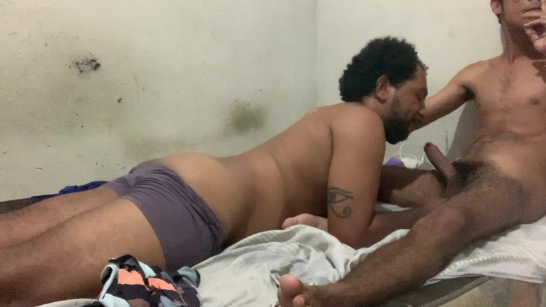 Couple 2 Black: Video 0410 Jsme v bezpečí, jsme v pořádku, chybíte nám všichni