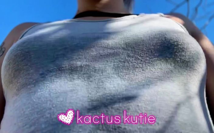 Kactus kutie: Cewek dengan kecil ini lagi asik goyangin memeknya pakai kemeja...