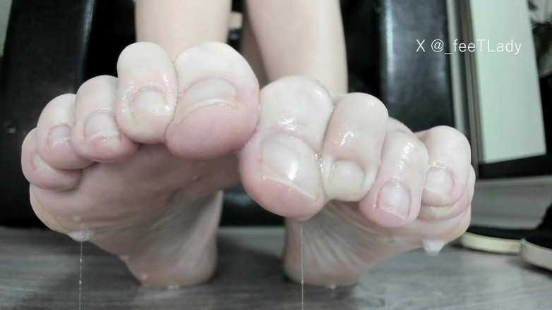 Feet lady: Un grande sputo