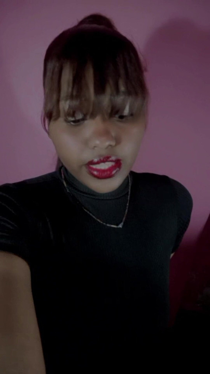 Minayi: Сьогодні ввечері мій одяг такий тугий, що я ледве дихаю... і я хочу, щоб ти був тим, хто супроводжував мене, щоб дізнатися, що станеться