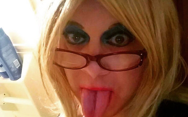 Krissy Sweets: Crossdresser seksi Krissy Sweets dalam pakaian dalam dan kasut tumit...