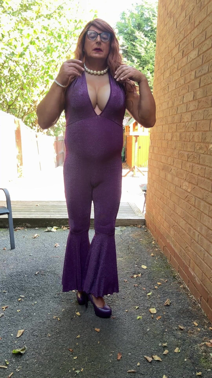 Kellycd2022: Kellycd2022, travesti sexy dans une combinaison violette et des talons